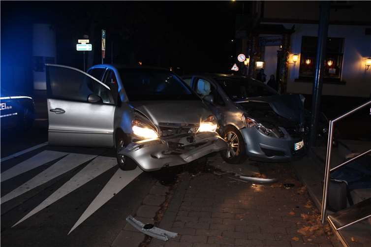 Beim Zusammenstoß der beiden Fahrzeuge wurden die Fahrzeugführer zum Glück nur leicht verletzt.