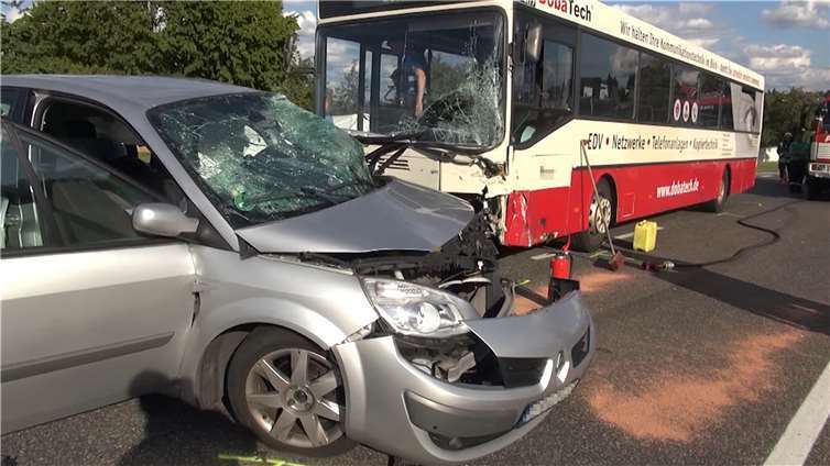 Beim Zusammenstoß mit einem Bus kam eine 69-jährige Autofahrerin auf der L317 bei Nentershausen ums Leben. Foto: WinklerTV