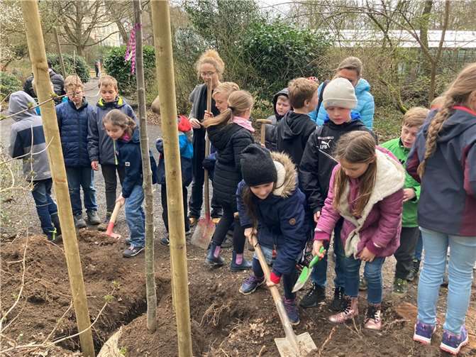 Beim Zuschaufeln durften dann auch die Kommunionkinder helfen und packten kräftig mit an.
