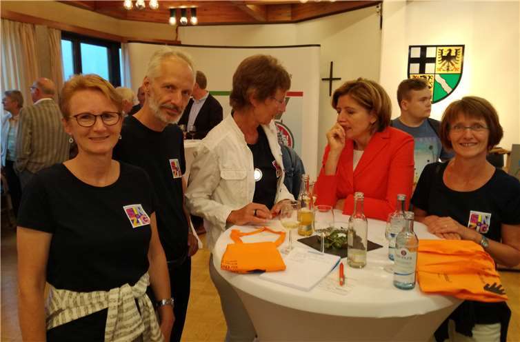 Beim abendlichen Bürgergespräch zum Abschluss des Besuchs von Malu Dreyer im Kreis Ahrweiler hatten auch die Vertreter des Sinziger Bürgerforums Gelegenheit, ihren Verein und ihre Arbeit der Ministerpräsidentin (2. v. r.) kurz vorzustellen. Foto: privat