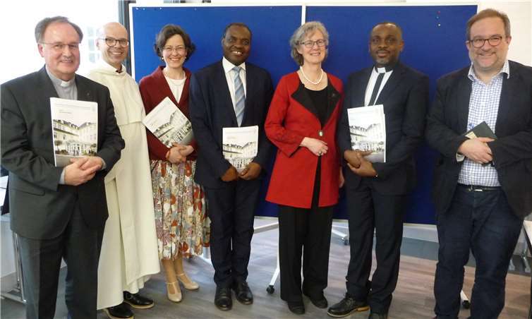 Beim akademischen Festakt zum Semesterstart an der PTHV (von links): Diakon Hans-Gerd Grevelding, JProf. Dr. Franziskus Knoll OP, Sandra Pantenburg, Pater Donatus Asomugha BJS, Prof. Margareta Gruber OSF, Christian Ogu, Prof. Dr. Dr. Holger Zaborowski.Foto: Verena Breitbach/PTHV