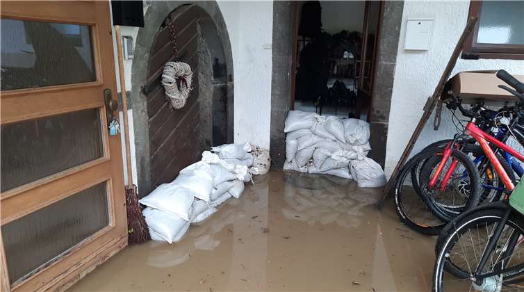 Beim aktuellen Hochwasser konnten teilweise auch Sandsäcke nicht mehr vor Überschwemmungen und den daraus folgenden Schäden schützen. Die KSK Mayen hilft hier nun über die Kommunen mit einem Spendenfonds über 75.000 Euro, um akute Notlagen zu Lindern. Foto: KSK Mayen/privat