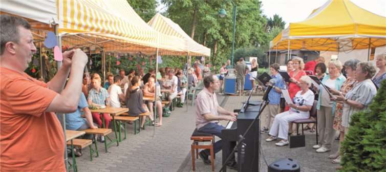 Beim alljährlichen Fest „Singen und Grillen am Bach“ verzeichnete der Kirchenchor Cäcilia Eckendorf wieder zahlreiche Besucher. Diesmal stand das Fest unter dem Motto „Do bes et Dörp“. JOST