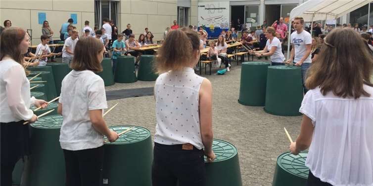 Beim anschließenden Schulfest stellten die Schüler ihre vielseitigen Projekte vor. Foto: privat