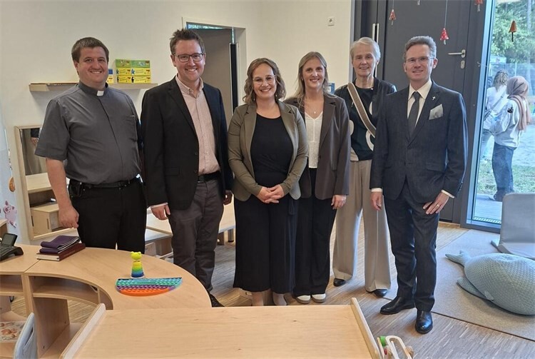 Beim anschließenden offiziellen Festakt begrüßte Ortsbürgermeister Sebastian Stendebach hochrangige Gäste aus Politik und Kirche, darunter Staatssekretärin Jennifer Groß als Vertreterin der Landesregierung Rheinland-Pfalz, Gabriele Wieland als 1. Kreisbeigeordnete des Westerwaldkreises, Dr. Tobias Panne als 1. Beigeordneter der Verbandsgemeinde Montabaur sowie Pfarrer Steffen Henrich von der Katholischen Kirchengemeinde, der die feierliche Einsegnung des neuen Gebäudes übernahm.