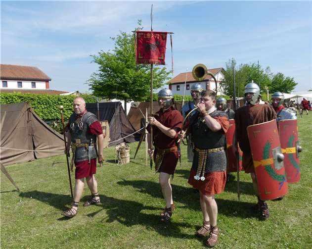 Beim antiken Spektakel auf dem Pommerner Martberg marschierte unter anderem ein römisches Manipel auf.  Fotos: TE