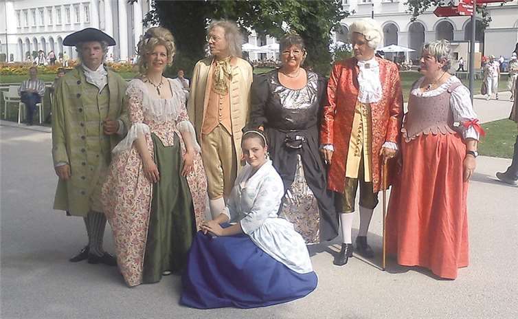 Beim barocken Tanzworkshop können die Besucher eine tänzerische Zeitreise miterleben. privat