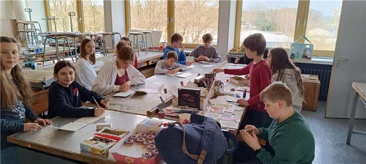 Beim basteln der Osterkarten. Quelle: