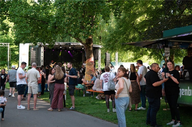 Beim beliebten Lahneck Live Festival strömten zahlreiche Besucherinnen und Besucher das Festivalgelände in den Rheinanlagen.