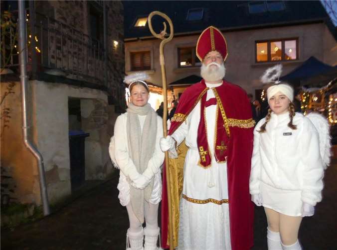 Beim beliebten Mörzer Weihnachtsmarkt machte auch St. Nikolaus seine geschätzte Aufwartung.