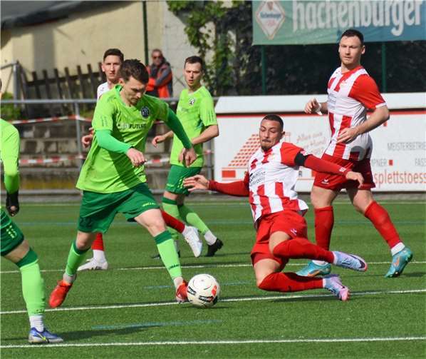 Beim bislang letzten Aufeinandertreffen mit Diefflen ging es für Marcel Stieffenhofer (vorn) und Vadim Semchuck hoch her. Im Mai gewannen die Engerser mit 6:2.  Foto: Ulf Steffenfauseweh