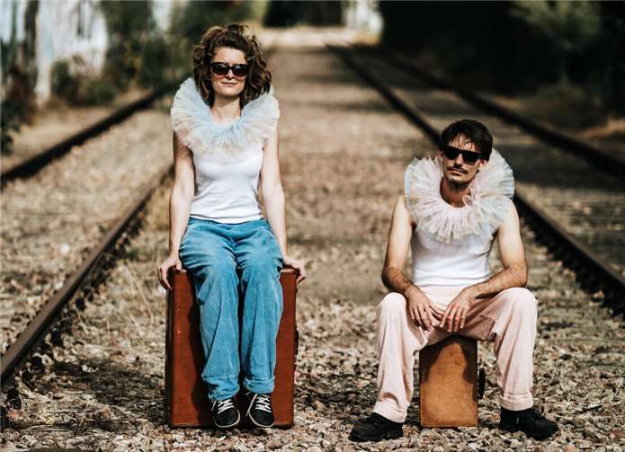 Beim diesjährigen 35. Kleinkunstfestival „Folk & Fools“ am 15.11.2025 in der Stadthalle Montabaur wird zum Motto „Stars der Zukunft“ auch das Duo Mackefisch mit seinem KofferKapellenPop dabei sein. Foto: privat