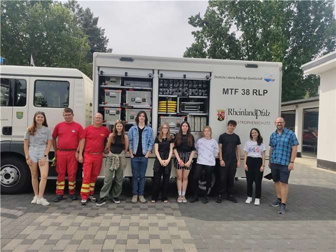 Beim diesjährigen Aktionstag des Schulsanitätsdienstes (SSD) besuchten Schüler des Bertha-von-Suttner-Gymnasiums (BvSG) Andernach in Begleitung der Kooperationslehrkräfte Lisa Krämer und Dr. Falko Klaes die Deutsche Lebens-Rettungs-Gesellschaft (DLRG) in Andernach. Foto: privat