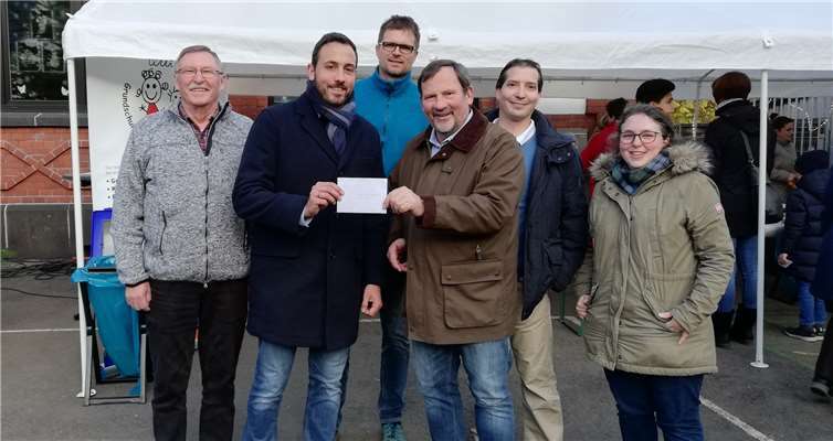 Beim diesjährigen Lichterfest übergab die Namedyer Nachbarschaft eine Spende an Vertreter des Fördervereins KiTa und Grundschule Namedy. Foto: Anna Greiner