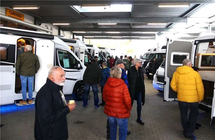 Beim diesjährigen Martinsmarkt war auf der gesamten Ausstellungsfläche von Niesmann Caravaning willkommener Hochbetrieb angesagt. Fotos: TE