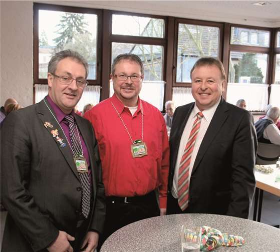 Beim diesjährigen Neujahrsempfang der KG „Jeckige Globistere“ Waldorf konnte Landrat Dr. Jürgen Pföhler (r.) den KG-Vorsitzenden Arnold Mehren und Ortsbürgermeister Hans Dieter Felten (l.) mit dem Landratsorden der neuen Session auszeichnen.  WER