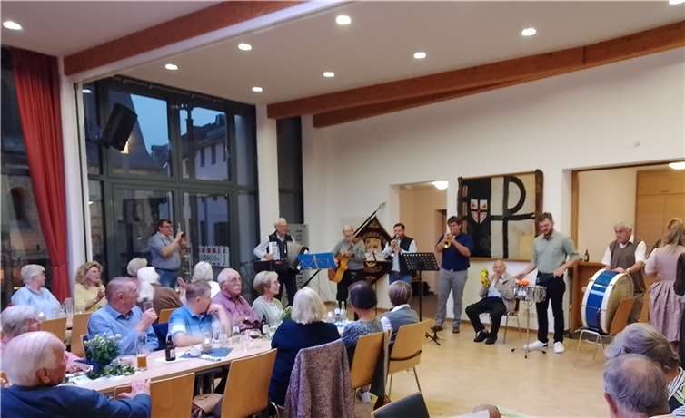 Beim diesjährigen Oktoberfest der Oberen Kirchstraßen-Nachbarschaft erlebten Mitglieder und Gäste einen außergewöhnlich unterhaltsamen Abend. Foto: privat