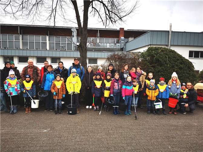 Beim diesjährigen Umwelttag, an dem viele freiwillige Helfer und Helferinnen die Gemarkung rund um Urmitz vom illegal entsorgten Müll befreit haben, war auch wieder eine große Gruppe der Judo-Kids vom SV Urmitz mit ihren Eltern in der Gemarkung unterwegs. Foto: privat