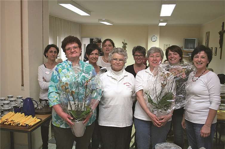 Beim diesjährigen Waffeltag der Waldorfer Möhnen wurde besonders den ausgeschiedenen Vorstandsmitgliedern gedankt. Die Freude war groß, dass diese dennoch weiterhin im „Waffel-Team“ aktiv sind. WK