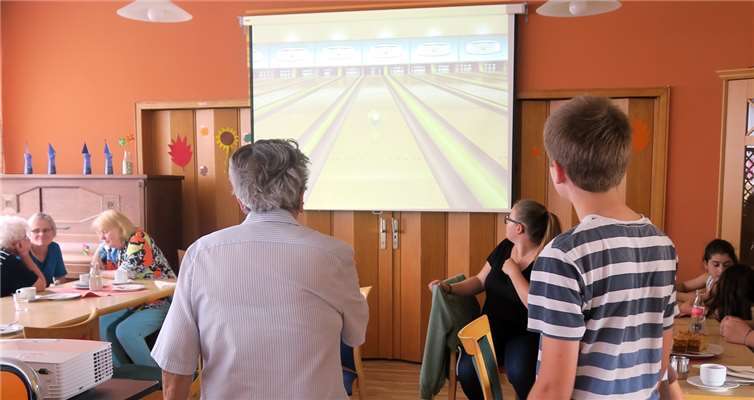 Beim digitalen Bowlingspiel haben Jung und Alt gemeinsam Spaß. Privat