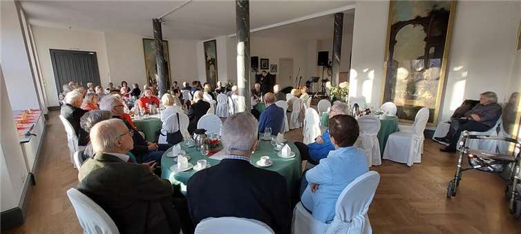 Beim dritten Lied stimmten die über 60 Mitglieder, die sich zum Adventscafé eingefunden hatten, mit „Lasst uns froh und lustig sein“ in den Nachmittag im schön geschmückten Festsaal von Schloss Sayn mit ein.  Foto: privat