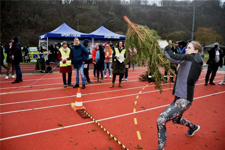 Beim dritten Weihnachtsbaumwerfen beteiligten sich auch viele Frauen.