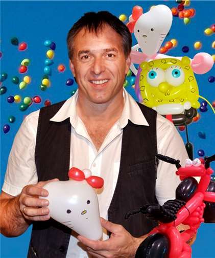 Beim einzigartigen Non-Stop Showprogramm ist auch der Magier Joachim Lauer zu erleben.Privat