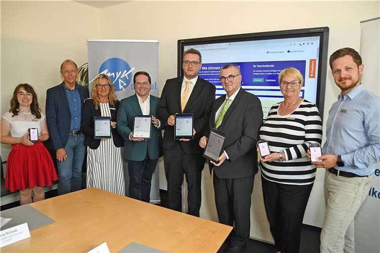 Beim erfolgreichen Start von „Unterhaltsvorschuss online“ begrüßte die Stadtverwaltung Familienstaatssekretär Janosch Littig (Mitte), Landrat Dr. Alexander Saftig (3.v.r.) und den Ersten Kreisbeigeordneten Pascal Badziong (4.v.l.). Foto: Kreisverwaltung/W.Schäfer
