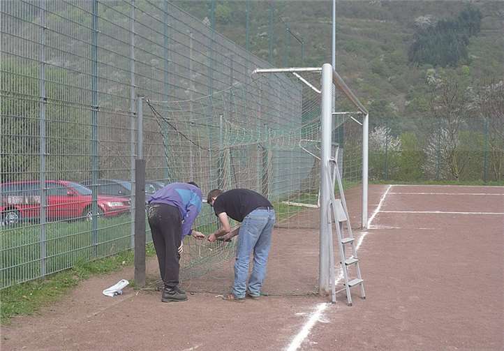 Beim ersten Arbeitstag 2015 wurden Dreck und Laub gekehrt, die Vereinsräumlichkeiten gesäubert und aufgeräumt, der Platz ausgebessert und sämtliche andere Kleinigkeiten erledigt. privat