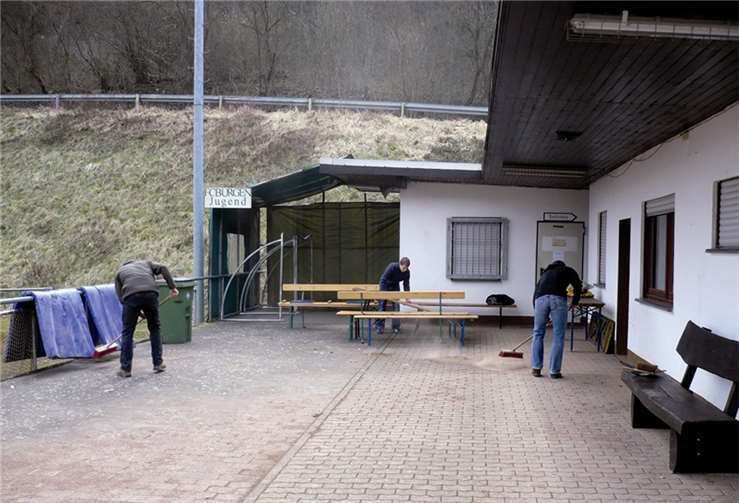 Beim ersten Arbeitstag für das neue Jahr wurde u.a. rund um die Vereinsräume gesäubert. privat