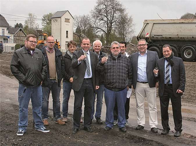 Beim ersten Baustellentermin am neuen Einkaufsmarkt in Kempenich stießen Investor, künftiger Betreiber, Bürgermeister Johannes Bell und Ortsbürgermeister Stefan Friedsam mit weiteren politischen Mandatsträgern gerne an. WK
