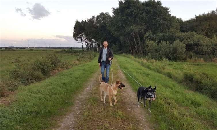 Beim ersten Besuch in Rumänien brachte das Ehepaar zwei Fellnasen mit nach Deutschland.