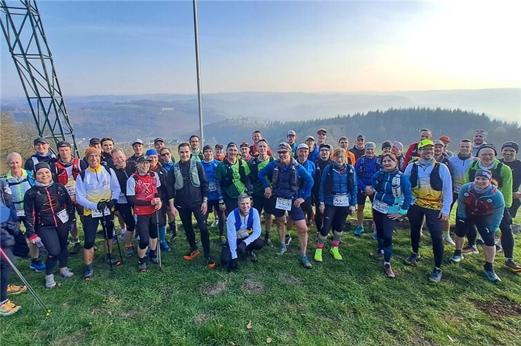 Beim ersten Fotostopp während des WiedtalUltraTrails (WUT), den der VfL Waldbreitbach organisiert, genießen die Teilnehmenden die Aussicht über das Wiedtal.