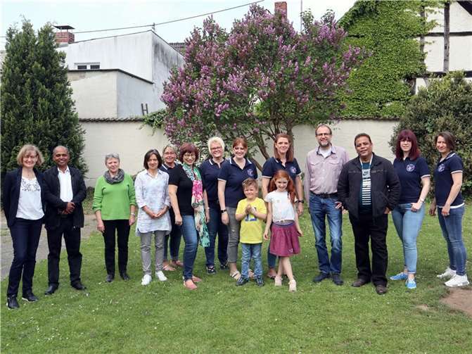 Beim ersten „Futter(n) für die Seele“ stellt sich der 1. Möhnenverein Heimbach vor. Zu sehen ist das Organisationsteam und zwei Gäste der Weltkirche aus Indien.  Foto: privat