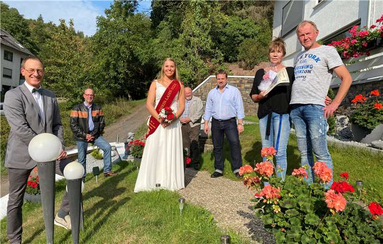 Beim ersten Sieger im Vorgarten (von rechts): Familie Jacoby, KVL-Geschäftsführer Sebastian Seifert, 2. Vorsitzender Klaus Wagner, Rhein-Lahn-Nixe Sira I., Schatzmeister Markus Hebgen und Vorsitzender Günter Groß. Foto: KVL