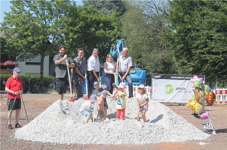 Beim ersten Spartenstich waren dabei: Karl Jung (ehemalige Ortsbürgermeister), Daniel Fetz (Erste Beigeordnete von Oberelbert), Ortsbürgermeister Sebastian Stendebach, Andree Stein (Erste Beigeordnete der Verbandsgemeinde), Architektin Rebekka Heinzberger von Mplus und Peter Meuer von der Rohbaufirma M+B Betonbau aus Bannberscheid (v.l.). Foto: VG Montabaur / Christina Weiß