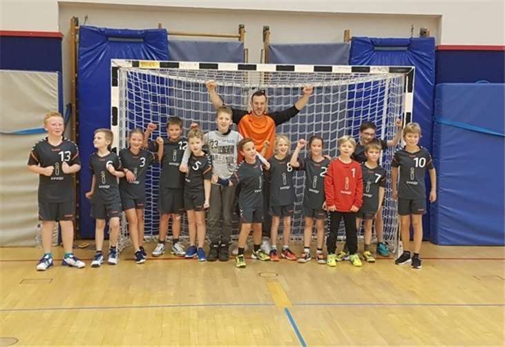 Beim ersten Spiel: Romeo Kohlhaas, Julian Glebowitsch, Pauline Mayer, Max Koch, Maximilian Pflug, Jannik Höblich, Carlos Bonaffini, Johanna kaspari, Lea Rach, Carl Opelt, Julian Sattler, Hannes Abels, Robin Haupt, im Hintergrund Trainer Yannik Kessels (v.l.). Foto: HSV Rhein-Nette