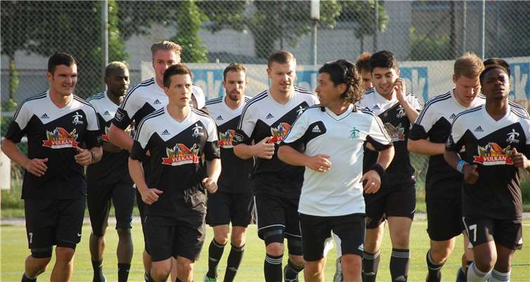 Beim ersten Training am Montag der vergangenen Woche stand für die Spieler eine lockere Laufeinheit an der Brauerstraße auf dem Programm.