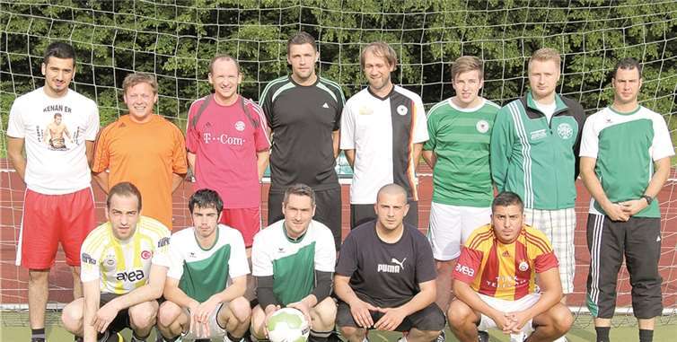 Beim ersten Training für die zweite Mannschaft gab Marcel Pax (hinten r.) seinen Einstand als Trainer. AB