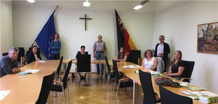 Beim ersten Treffen der Steuerungsgruppen „Faire Trade“ konnte Sprecher Wolfgang Rahn gleich zwei neue Mitglieder begrüßen. Thomas Schmidt, Anne Basten, Thorsten Klein, Kordula Honnef, Wolfgang Rahn, Julia Wiederstein, Wolfgang Stollhof, Gabi Schäfer, Alena Linke (v.li.).