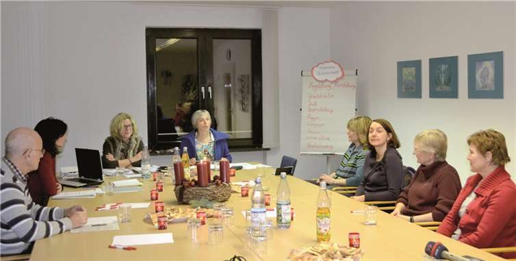 Beim ersten Treffen in Andernach stellen (auf dem Podium v. l) Andrea Feld, Gaby Guckenbiehl und Irmgard Hillesheim das neue Projekt potenziellen Paten vor.Privat