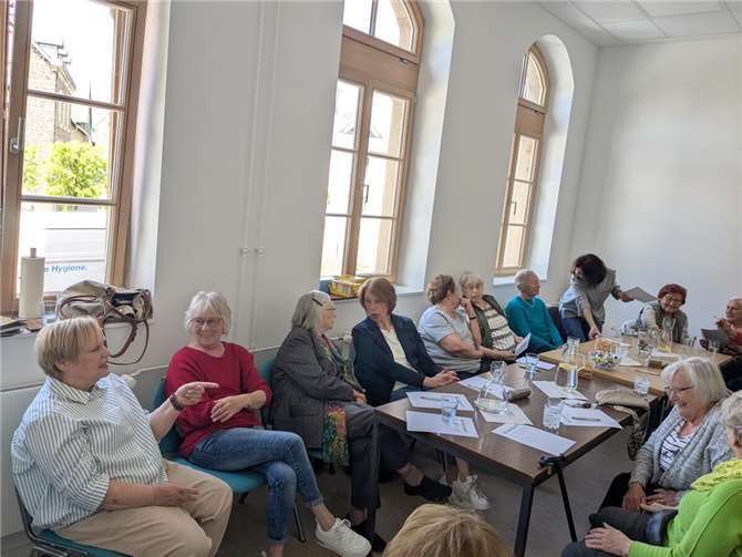 Beim ersten Treffen sammelte Karin Barth, eine der Initiatorinnen, die Ideen und Wünsche der ca. 20 TeilnehmerInnen.  Foto: privat