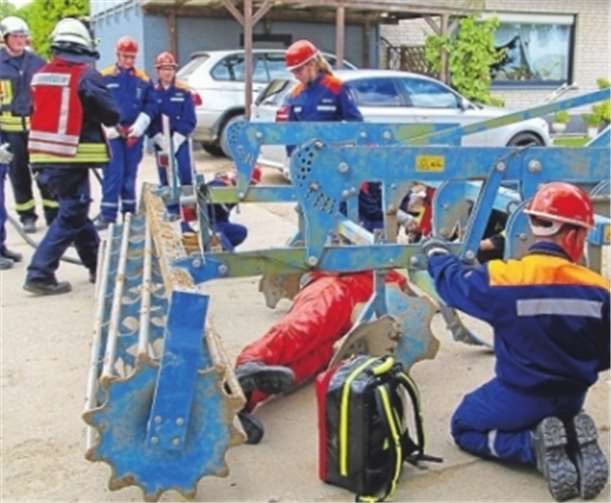 Beim ersten Übungseinsatz galt es, eine verletzte Person zu retten, die unter einen Traktor geraten war.privat