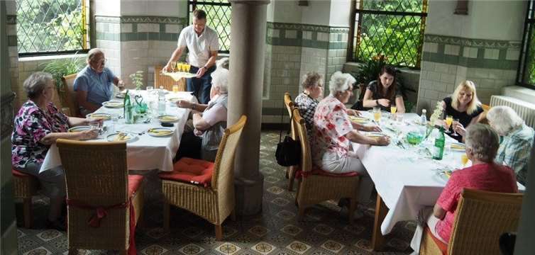 Beim ersten gemeinsamen Mittagessen.Privat