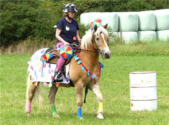 Beim farbenfrohen Freestyle-Wettbewerb war ein Kostümritt zu selbstgewählter Begleitmusik gefragt.