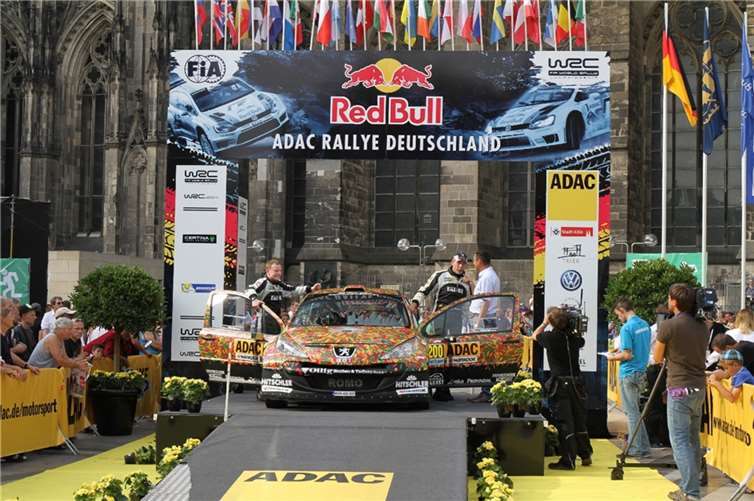 Beim feierlichen Show-Start vor dem Kölner Dom jubelten ca. 25.000 Menschen den über 100 Teilnehmern aus 28 Nationen zu. Fotos: Go! Racing GmbH