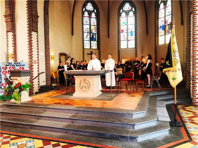 Beim feierlichen Wortgottesdienst unter Mitwirkung des Kirchenchores „Cäcilia“ Weitersburg.