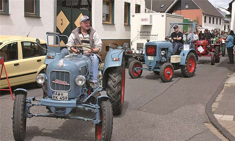 Beim finalen Trekker-Korso knatterten die Oldies wieder durch Franken.RÜ