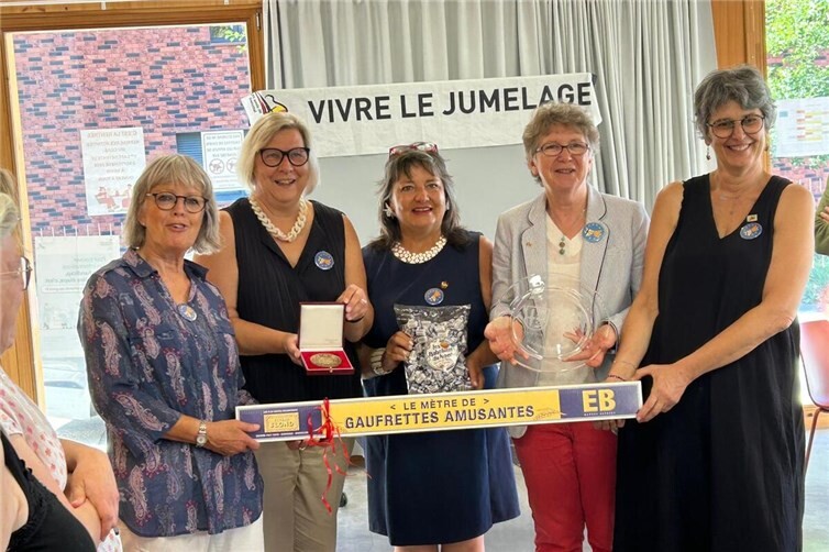 Beim fröhlichen Zusammentreffen in Quesnoy gabs als Gastgeschenk 1 Meter Kekse