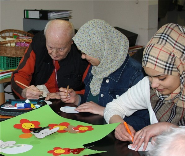 Beim gemeinsamen Basteln kam man schnell miteinander ins Gespräch.  Privat